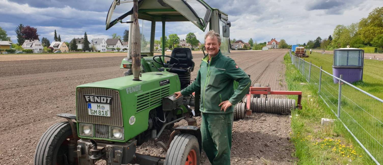 Ausssaat Blumenwiese Traktor und Bauer