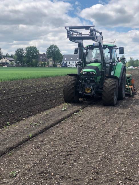 Ohne schweres Gerät geht es nicht Traktor sät