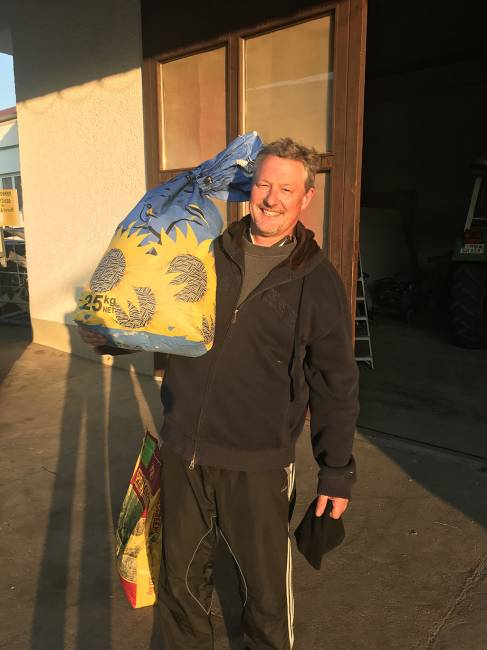 Das Saatgut ist natürlich Chefsache! Blumensamen