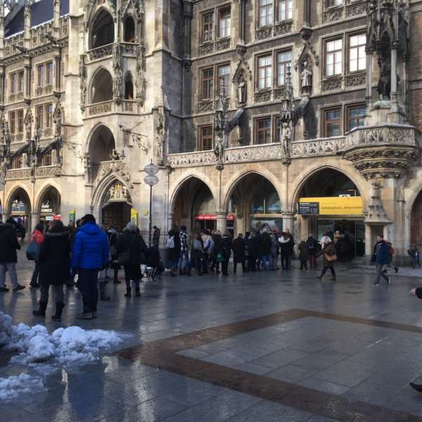 Andrang vor dem Rathaus